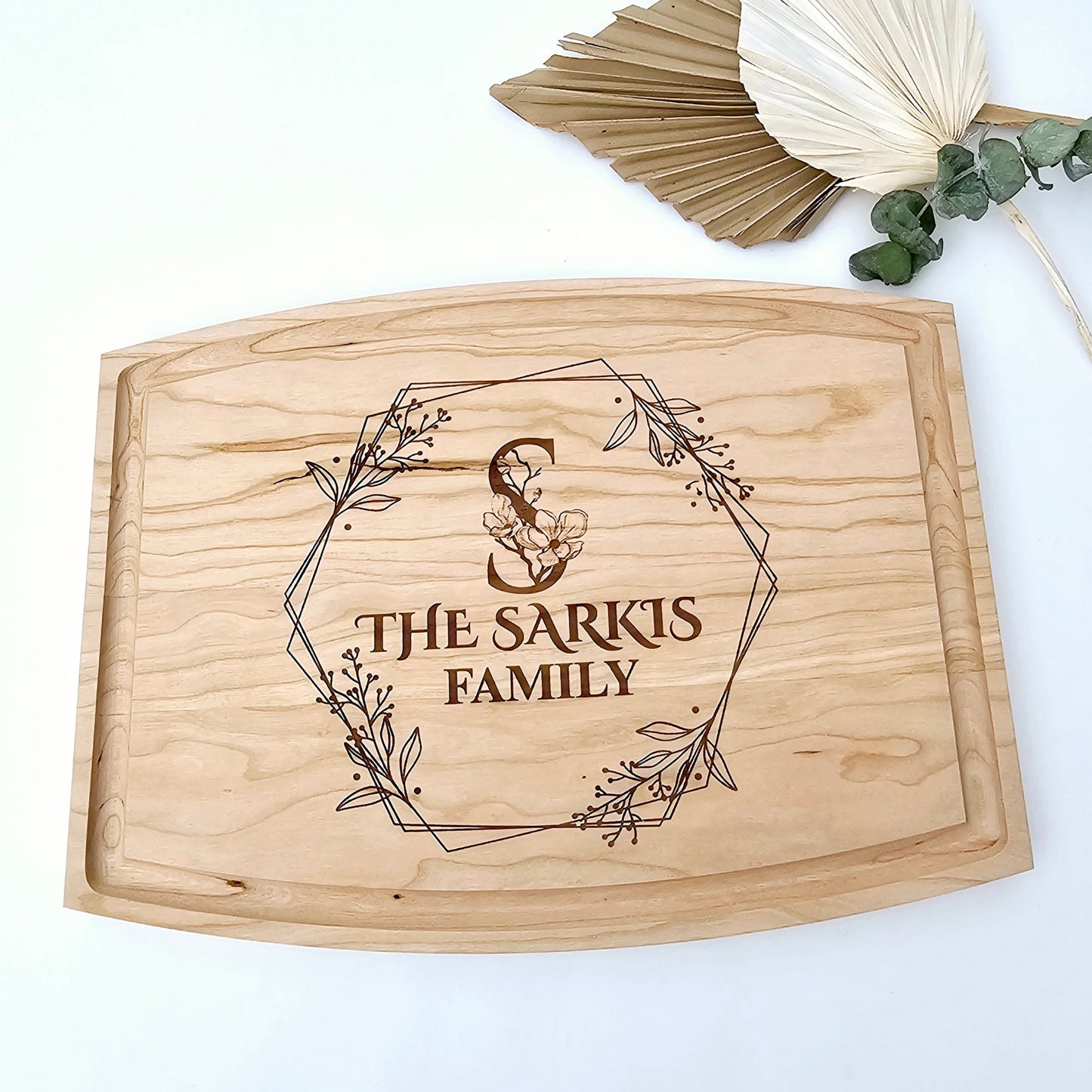 Looking for the perfect personalized gift? Our cherry wood cutting board, featuring the family name and initial, is a thoughtful choice for weddings, anniversaries, housewarmings, and more. Handcrafted in Montreal, this beautiful cuttingboard will be treasured for generations.